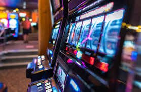Người chơi game slot thư giãn trên điện thoại với giao diện đầy màu sắc